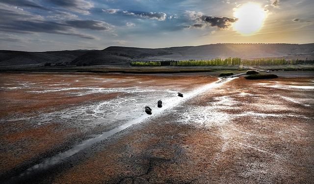 Konya'da suları çekilen gölde balıkçı tekneleri karaya oturdu