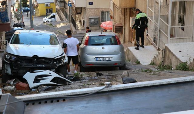 İzmir'de otomobillerin kaza sonrası merdivenlere düşmesi güvenlik kamerasında