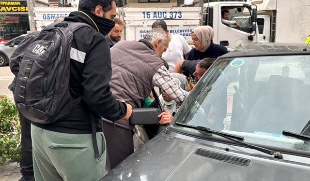 Bursa'da hafif ticari araçla çarpışan otomobilde sıkışan yaralı kurtarıldı