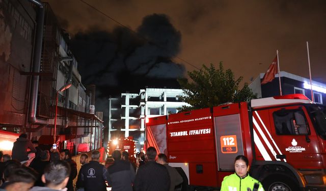 Zeytinburnu'nda 4 katlı iş merkezinde çıkan yangın kontrol altına alındı