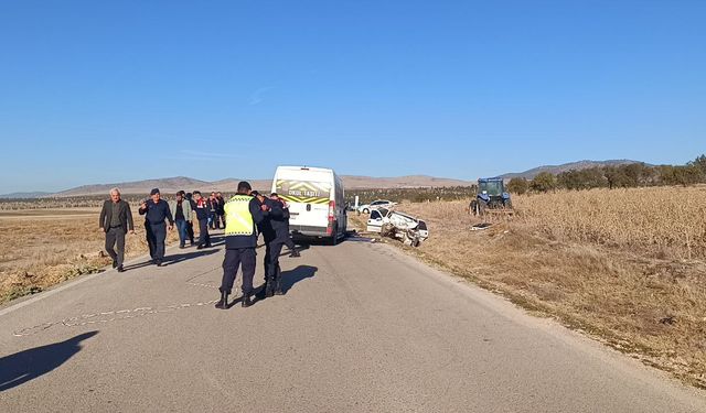 Okul servis minibüsü ile otomobilin çarpıştığı kazada 3 kişi öldü