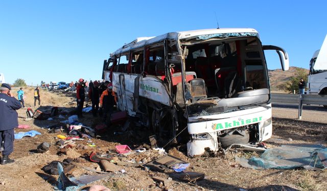 Aksaray'da tur otobüslerinin devrildiği kazada ölü sayısı 7'ye yükseldi