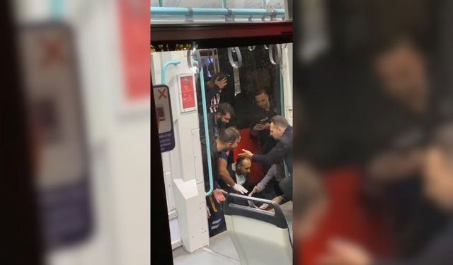 İstanbul-Fatih'te yolun karşısına geçmeye çalışan kişiye tramvay çarptı