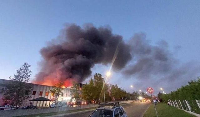 Çerkezköy’deki fabrika yangını yeniden alevlendi: Alevler metrelerce yükseldi