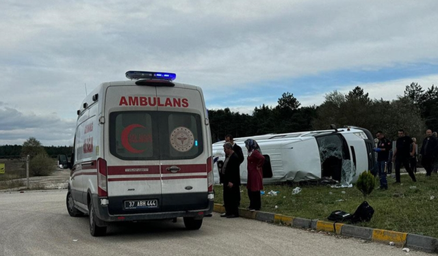 Kastamonu'da okul servisi ile tır çarpıştı: 12'si öğrenci 13 kişi yaralandı