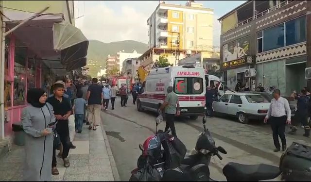 Hatay'da freni arızalanan kepçe 7 araca çarptı: 8 yaralılar var