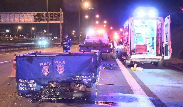 İstanbul-Esenler TEM Otoyolu'nda asfalt bakım aracına çarpan motosikletli hayatlar kaybetti