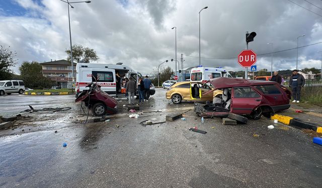 Kavşakta çarpışan otomobillerden biri bölündü; 1'i çocuk, 6 yaralı