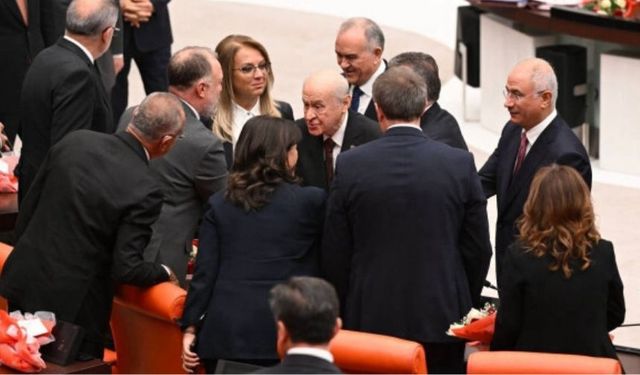 MHP lideri Bahçeli'den 'DEM Partililerle tokalaşma' açıklaması: Beni Cumhurbaşkanımızın konuşması harekete geçirdi