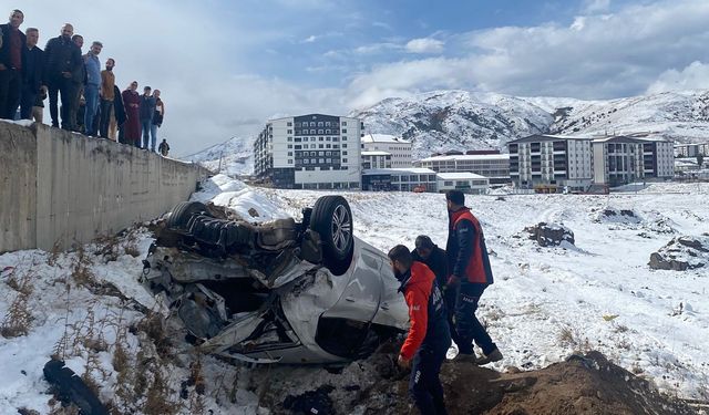 Otomobil, yayaya çarpıp, boş araziye düştü; 1 ölü, 1 yaralı