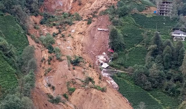 Rize'de heyelan; 2 boş ev toprak altında kaldı