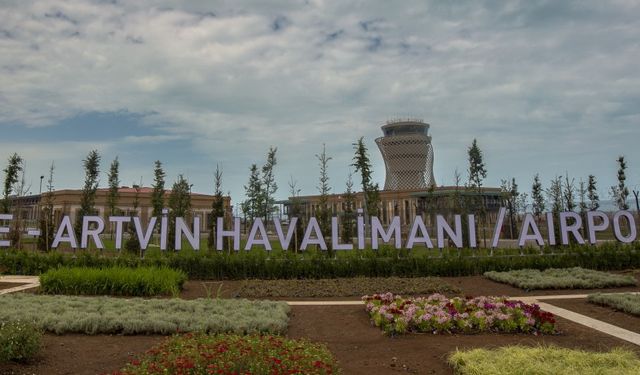 Rize Havalimanı'na yıldırım düştü: Şok geçiren görevli hastaneye kaldırıldı