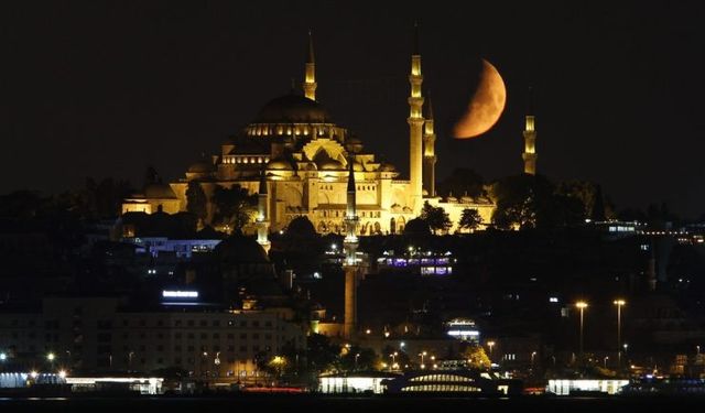 Süleymaniye Camii ve Külliyesi, Osmanlı'nın hem gücünü hem de sanat ve mimarideki zirve noktasını simgeliyor