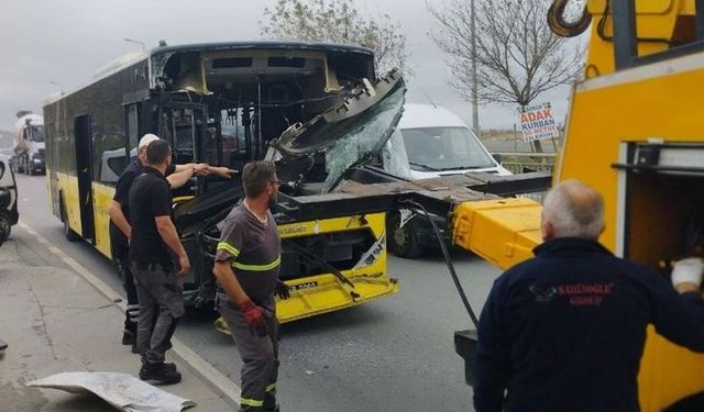 Sultangazi'de iki otobüs kafa kafaya çarpıştı: 1'i çocuk 2 yaralı