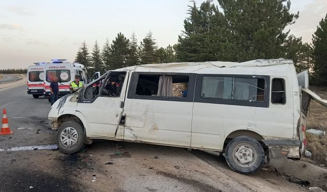 Tarım işçilerini taşıyan minibüs devrildi: 1'i çocuk 2 ölü, 13 yaralı