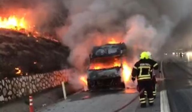 Tarsus'ta seyir halindeki minibüs, alev alev yandı