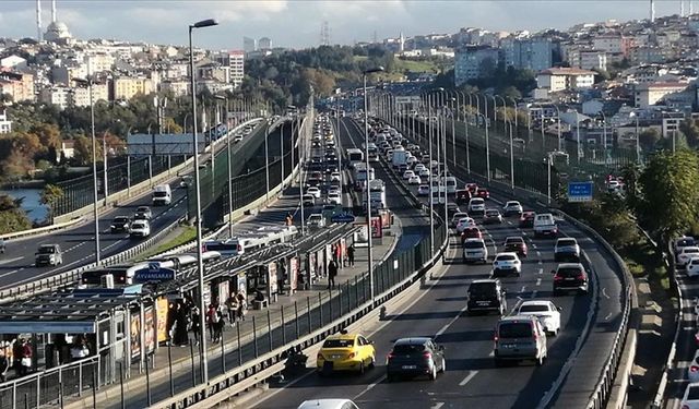 İstanbul'da haftanın ilk iş gününde trafik yoğunluğu yaşanıyor