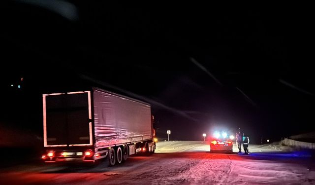 Kop Dağı Geçidi'nde tipi ve buzlanma nedeniyle ulaşım kontrollü sağlanıyor