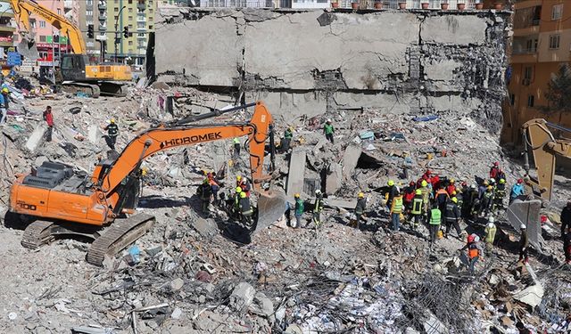 Diyarbakır'da depremde biri yıkılan 2 bloklu sitede "yapı farklılığı" ortaya çıktı