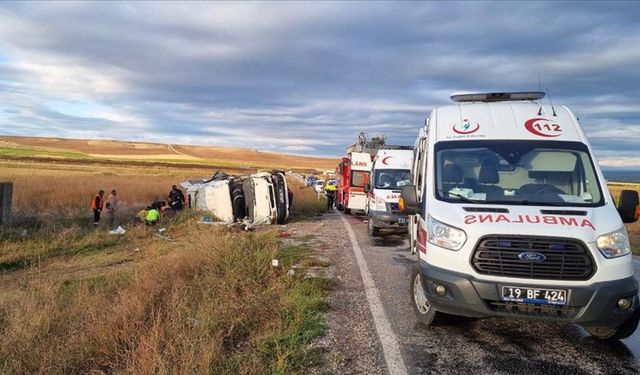 Çorum'da minibüsle tankerin çarpışması sonucu 1 kişi öldü, 18 kişi yaralandı