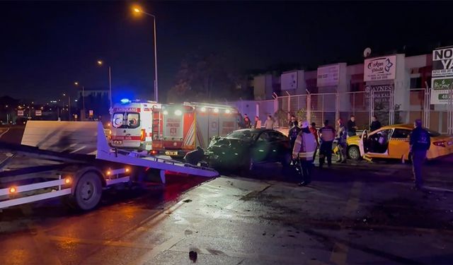 Başakşehir'de taksi ile otomobil çarpıştı, 10 kişi yaralandı