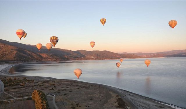 Salda Gölü üzerinde geniş katılımlı balon turu organizasyonu yapıldı