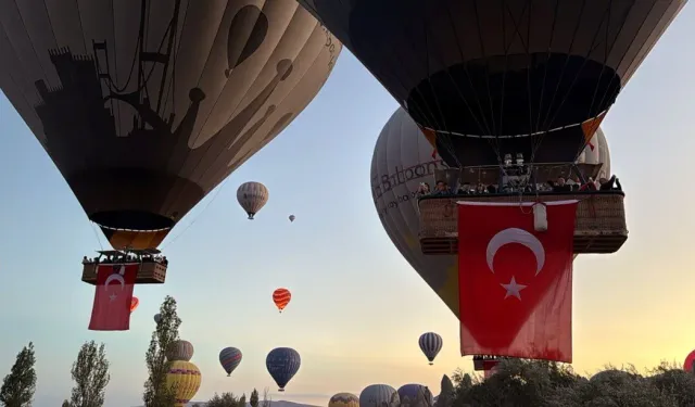 Kapadokya'da balonlar Türk bayrakları ile yükseldi