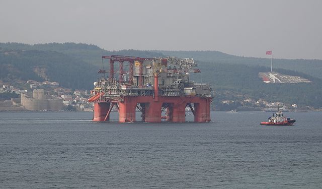 Çanakkale Boğazı dev petrol platformunun geçişi için tek yönlü gemi trafiğine kapatıldı