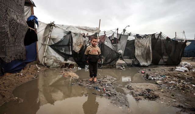 Gazze'de yerinden edilmiş insanların çadırları sular altında kalıyor