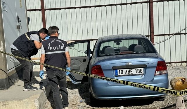 Antalya'da bir kişi otomobilde ölü bulundu