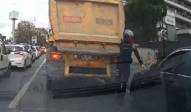 İstanbul trafiği, polisten kaçan zanlıyı yakalattı