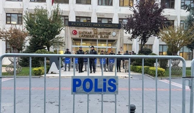 Kayyım atanan Batman Belediyesi önünde polise mukavemette bulunan 9 kişi gözaltına alındı