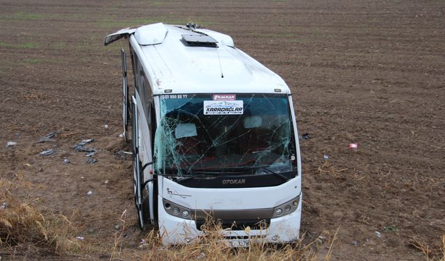 Cenazeye gidenleri taşıyan midibüs, şarampole devrildi: Yaralılar var