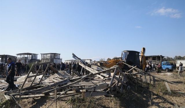 Çardakların sahipleri direndi, yılan hikayesine dönen yıkım yine ertelendi