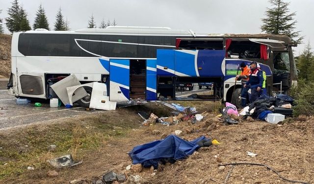 Eskişehir'de yolcu otobüsü devrildi: 1 ölü, 30 yaralı