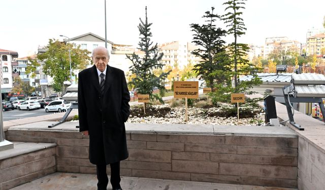 Devlet Bahçeli genel merkez önüne ‘Biz Kardeşiz Ağaçları’ dikti