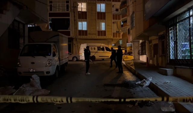 Bağcılar'da maskeli grup polislere taşla saldırdı!