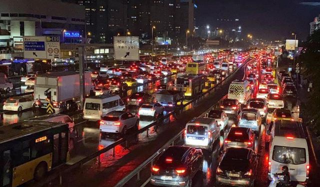 İstanbul'da kuvvetli yağış: Trafik yoğunluğu yüzde 80'e çıktı