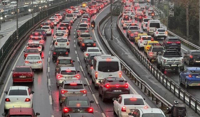 İstanbul'da haftanın son mesai gününde trafik yoğunluğu yaşanıyor