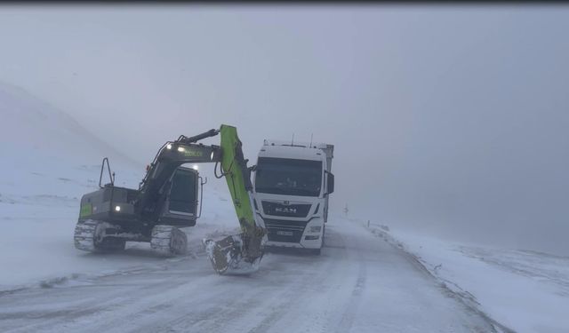 Kar nedeniyle yolda kalan TIR'a iş makineli kurtarma