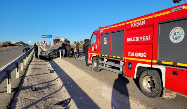 Kazaya bakmak için yavaşlayan düzen aracına çarpan otomobil, takla attı