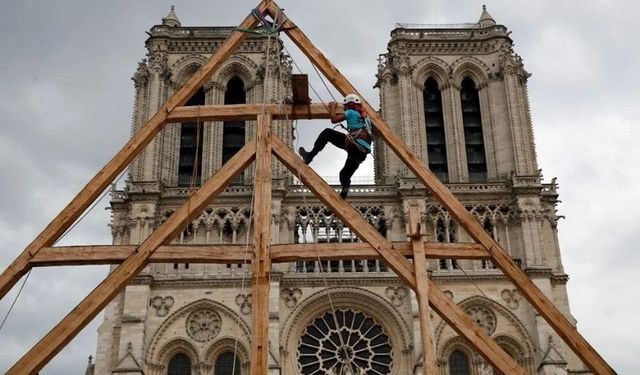 Yangından kurtulan 850 yıllık Notre-Dame yeniden açılıyor: Ortaçağ'dan kalma bina neden bu kadar önemli?