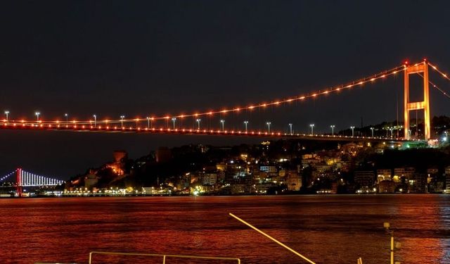 İstanbul’da köprüler lösemi hastalığına dikkati çekti