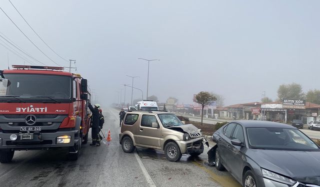 Manisa'da cip, otomobile çarptı; 2 sürücü yaralı