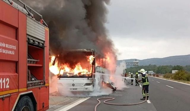 Mersin'de yolcu otobüsü alev alev yandı