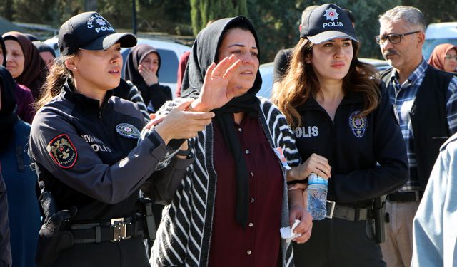 Polis eşini son  yolculuğuna selam vererek uğurladı