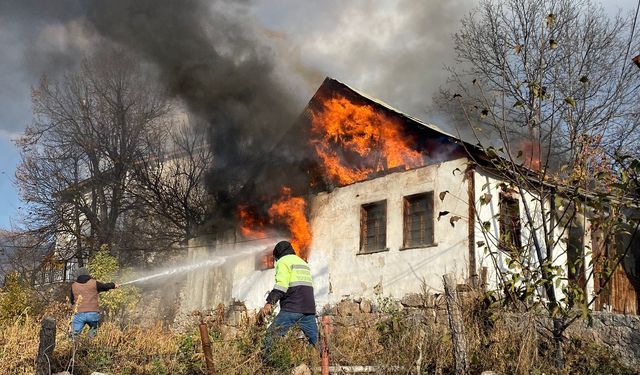 Sivas'ta evde yangın: 1 yaralı