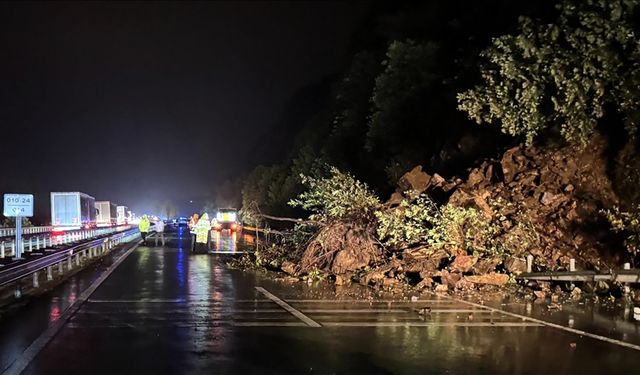 Rize'de heyelan: Karadeniz Sahil Yolu'nun Artvin yönü ulaşıma kapandı