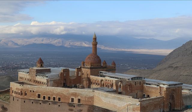 Osmanlı yadigarı İshak Paşa Sarayı, yılın her dönemi ziyaretçilerin uğrak yeri haline geliyor