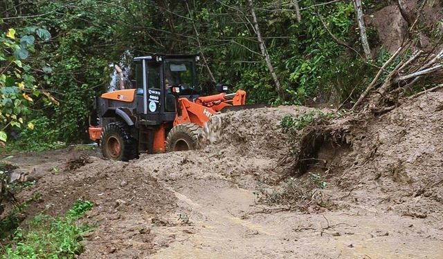 Rize'de şiddetli yağış nedeniyle 21 köy yolunda heyelan oldu